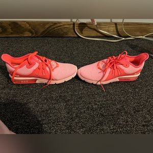 Lightly used pink Nike air max size 8.5